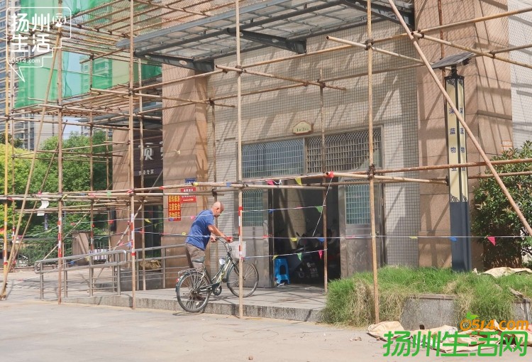 惊险！扬州一小区大块水泥外墙高空坠落，居民险被砸中！